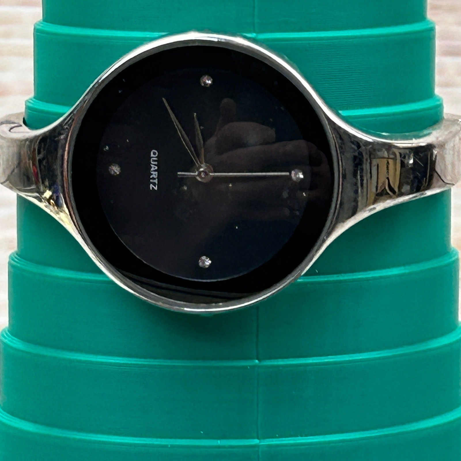 Geekthink L9001 Womens Quartz Watch Silver Bangle Black Dial Crystal Accents