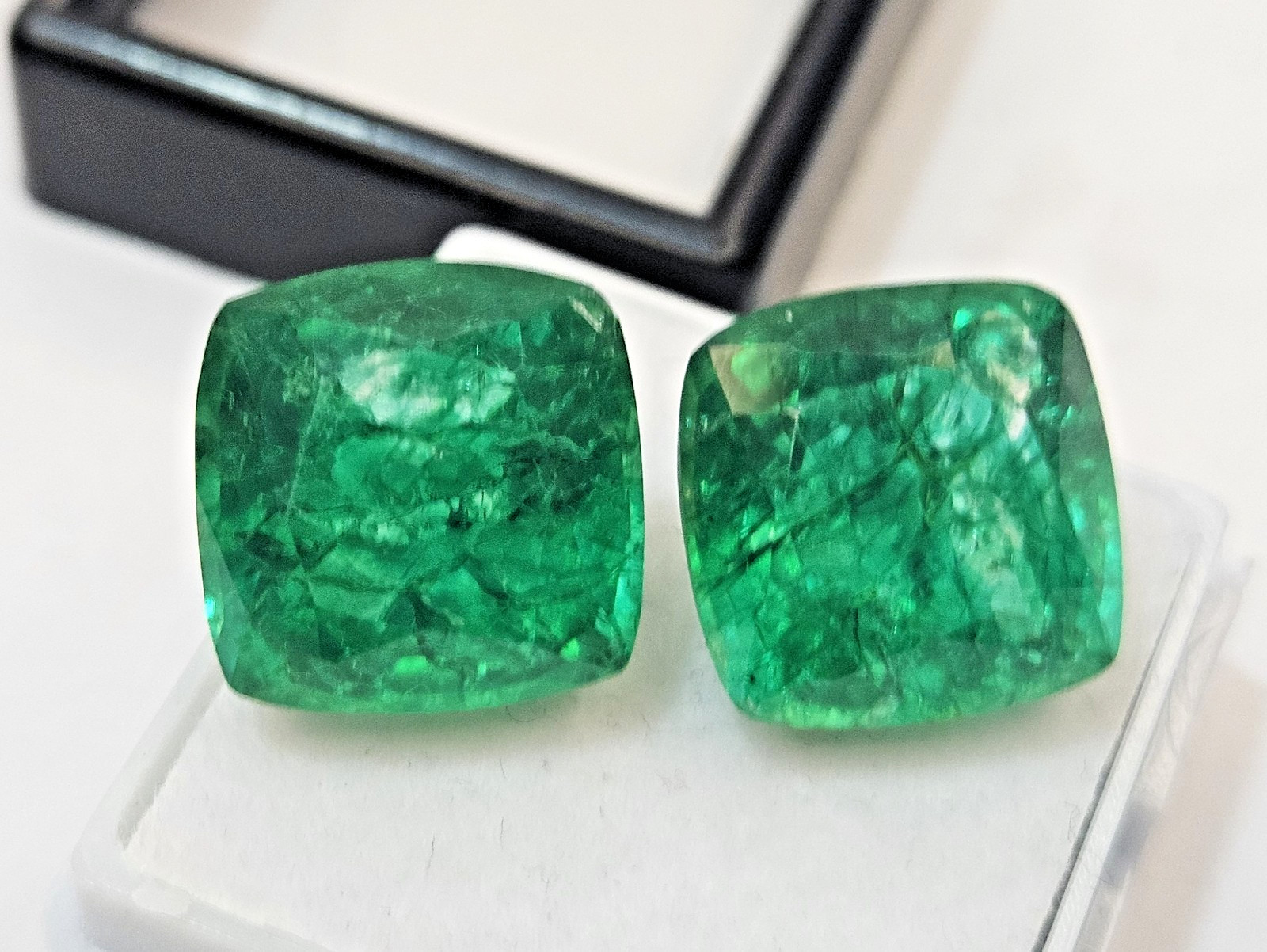 Cushion Pair Green Emerald Colombian 17-18 Ct Natural Gemstone For Earrings