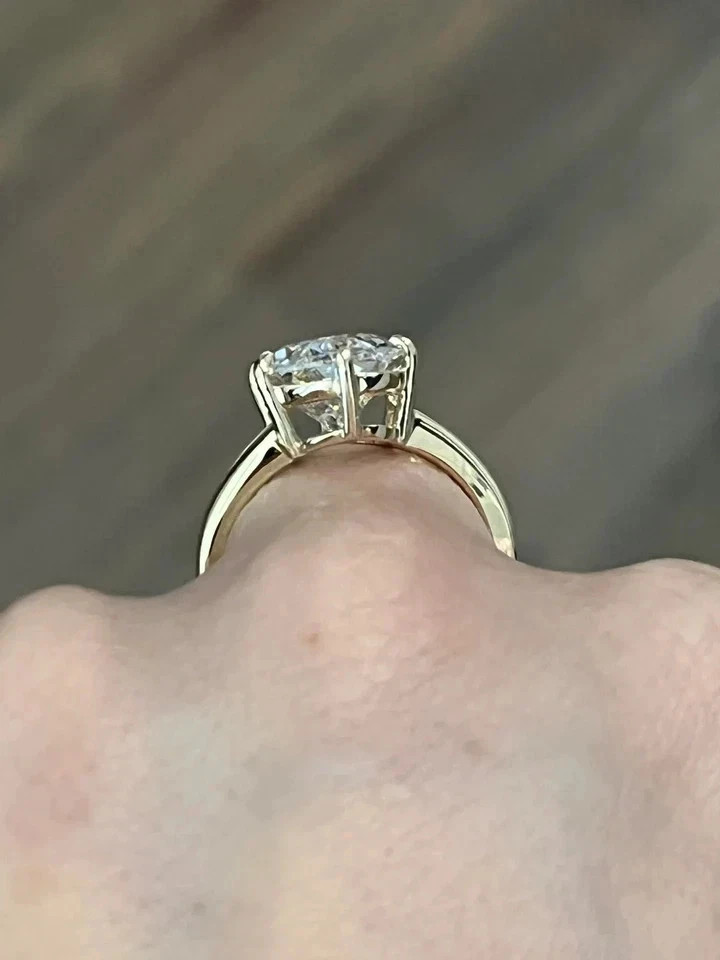 IGI 5.00 Ct Oval-Cut EF/VS1 Lab Grown Diamond Split Shank Ring 14k Yellow Gold