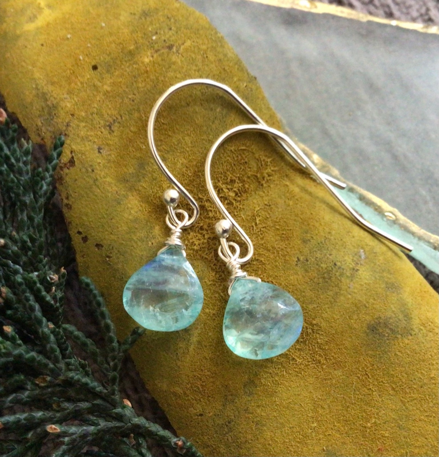 STERLING SILVER NATURAL BLUE AQUAMARINE SUNDANCE CHARM EARRINGS