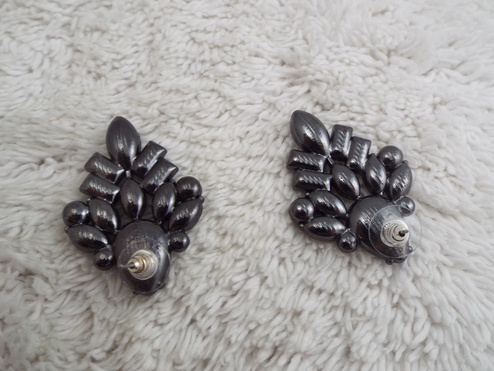 Gunmetal Rhinestone & Acrylic Bead Pierced Earrings (D21)