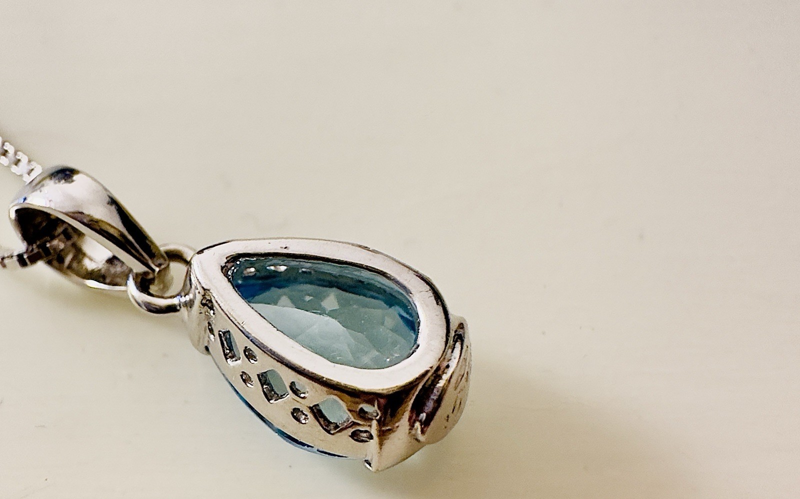 18K White Gold Le Gi Pear Cut Swiss Blue Topaz Pendant On 15.5” Box Chain 4.3g