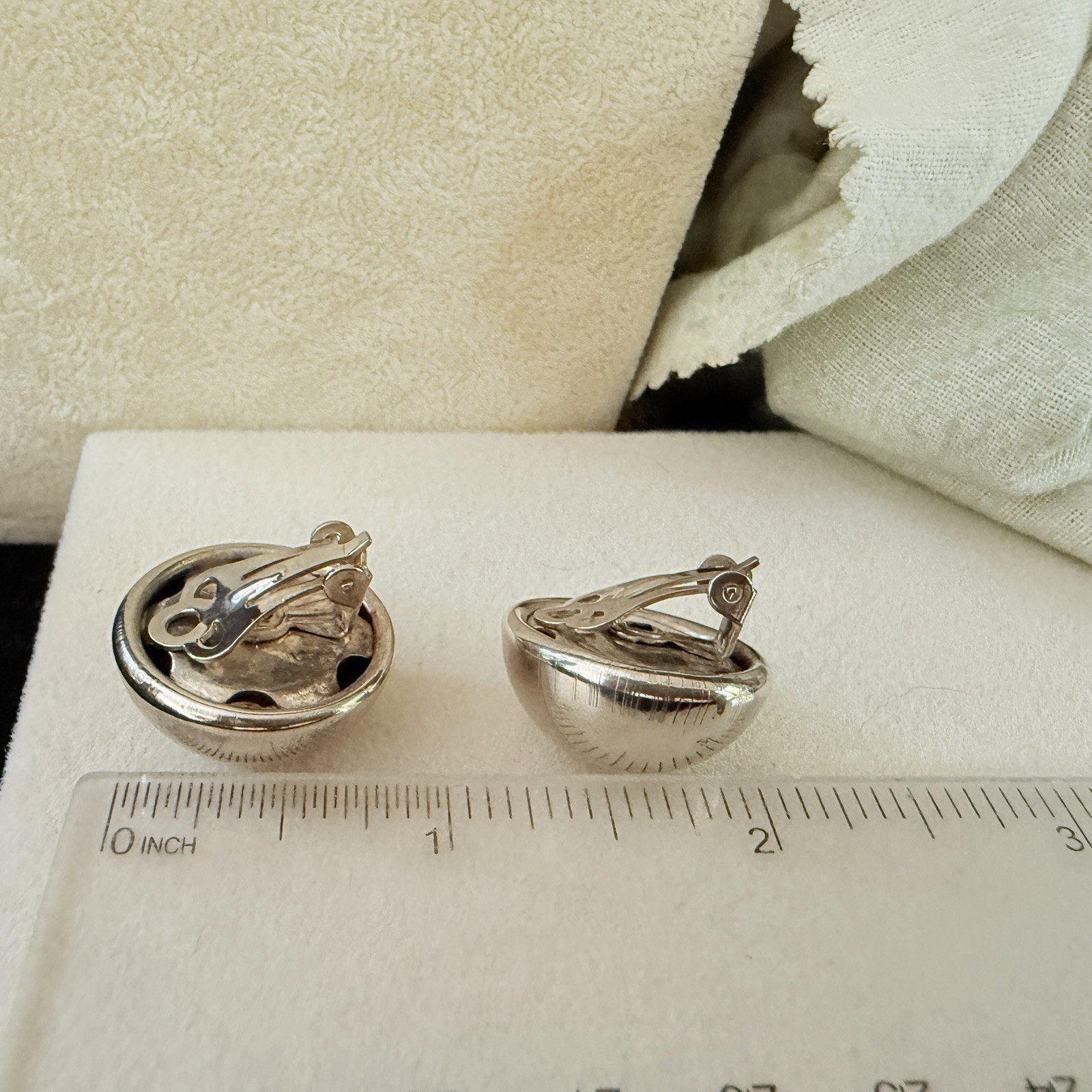 VTG. ESTATE MCM SHINY SILVER TONE BUTTON ROUND CLIP ON EARRINGS-(BG177)