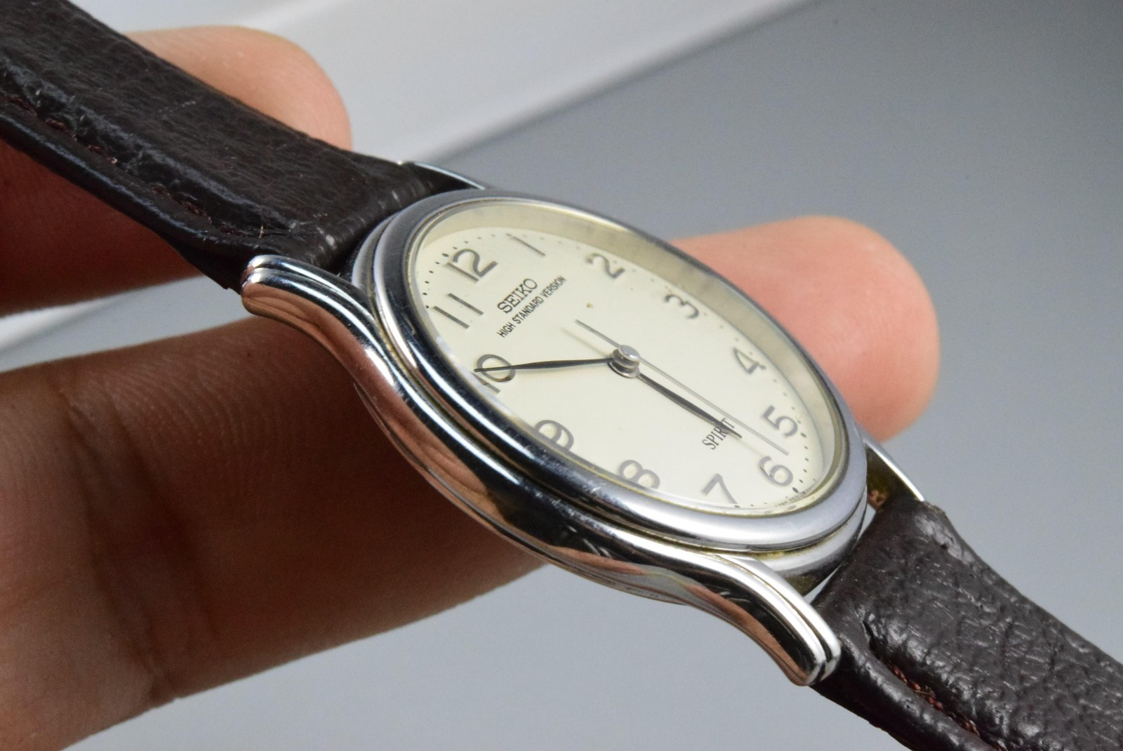 Vintage watch Seiko Contemporary Basic 5E31-6A10 Creamy Men Quartz Round 32mm