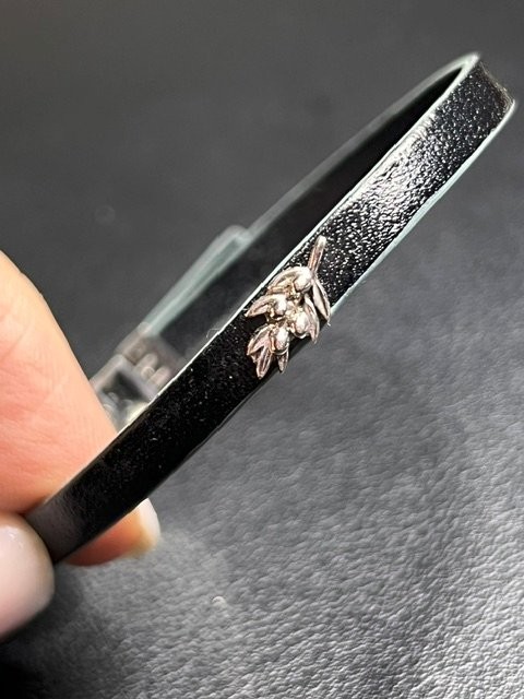 B6235 Sterling Silver 6.5-8.5″ Black Leather Band Bracelet Leaf Accent Buckle