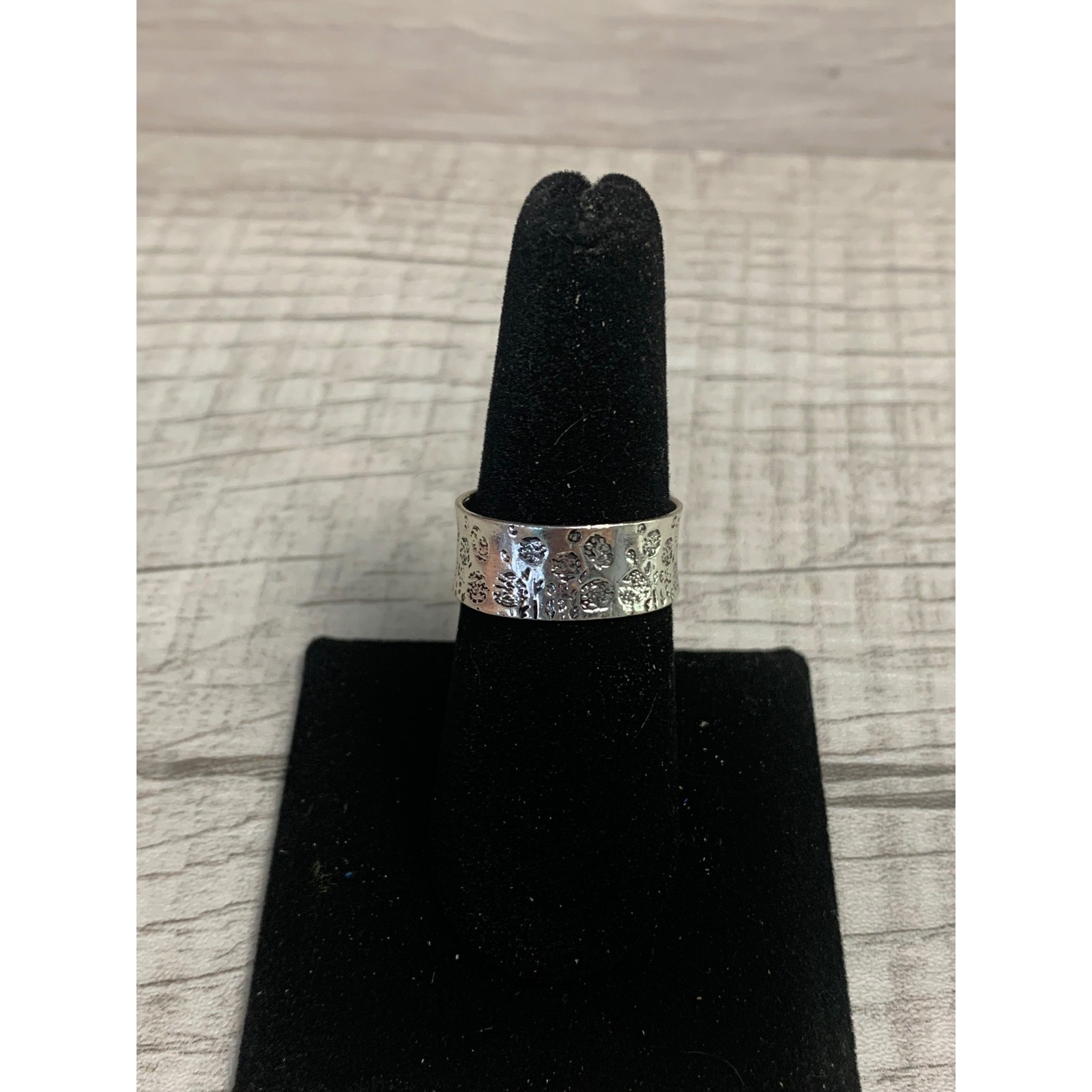 Silver Tone Embossed Floral Wide Band Statement Ring Sz 8.25 Wildflower Pattern