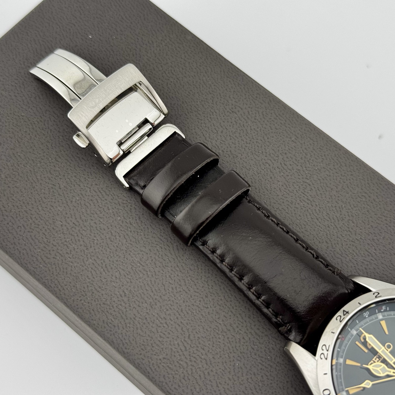 Mint SEIKO PROSPEX Alpinist SBEJ005 GMT Green Dial Brown Leather Compass Watch
