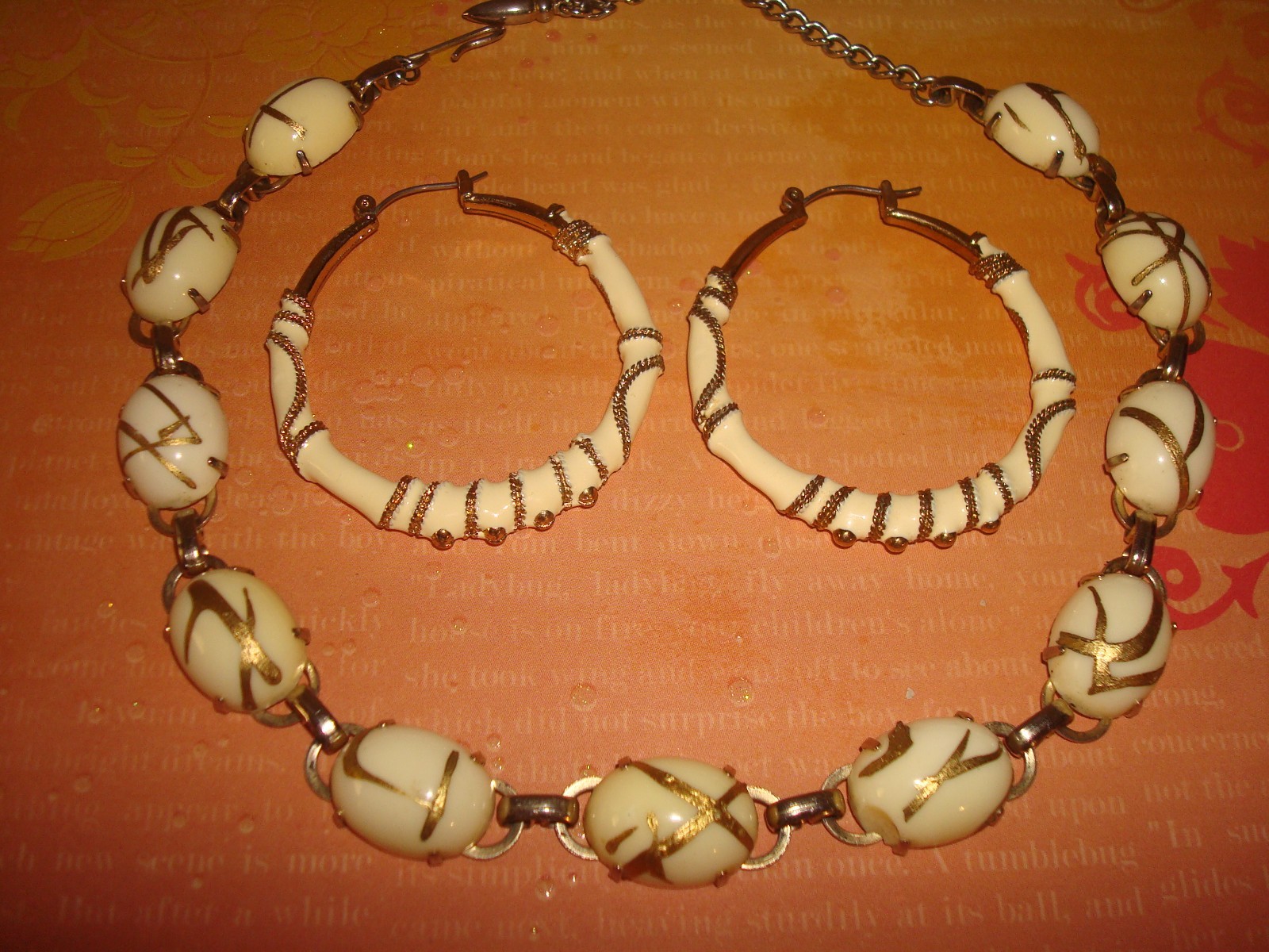 VINTAGE, SET NECKLACE & POST HOOP LARGE EARRINGS CREAM/BEIGE GOLD ACCENT PERFECT