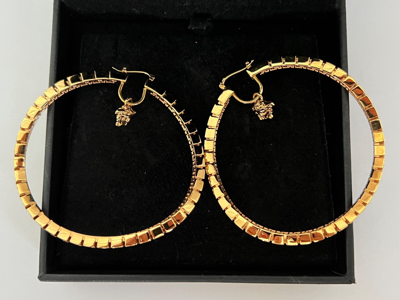 NIB Versace Medusa Logo Charm Greca Greek Key Gold Large Curved Hoop Earrings