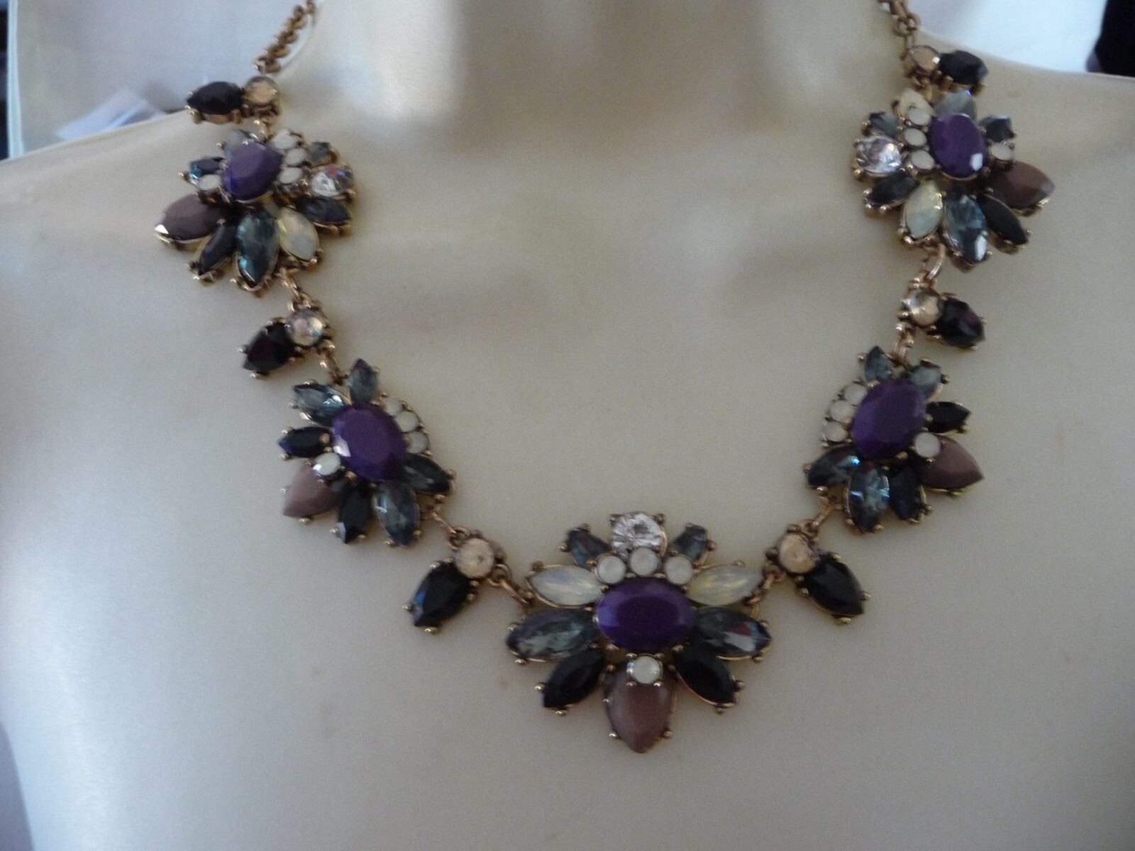 STATEMENT BLACK GRAY WHITE CLEAR STONES FLOWERS NECKLACE #204A