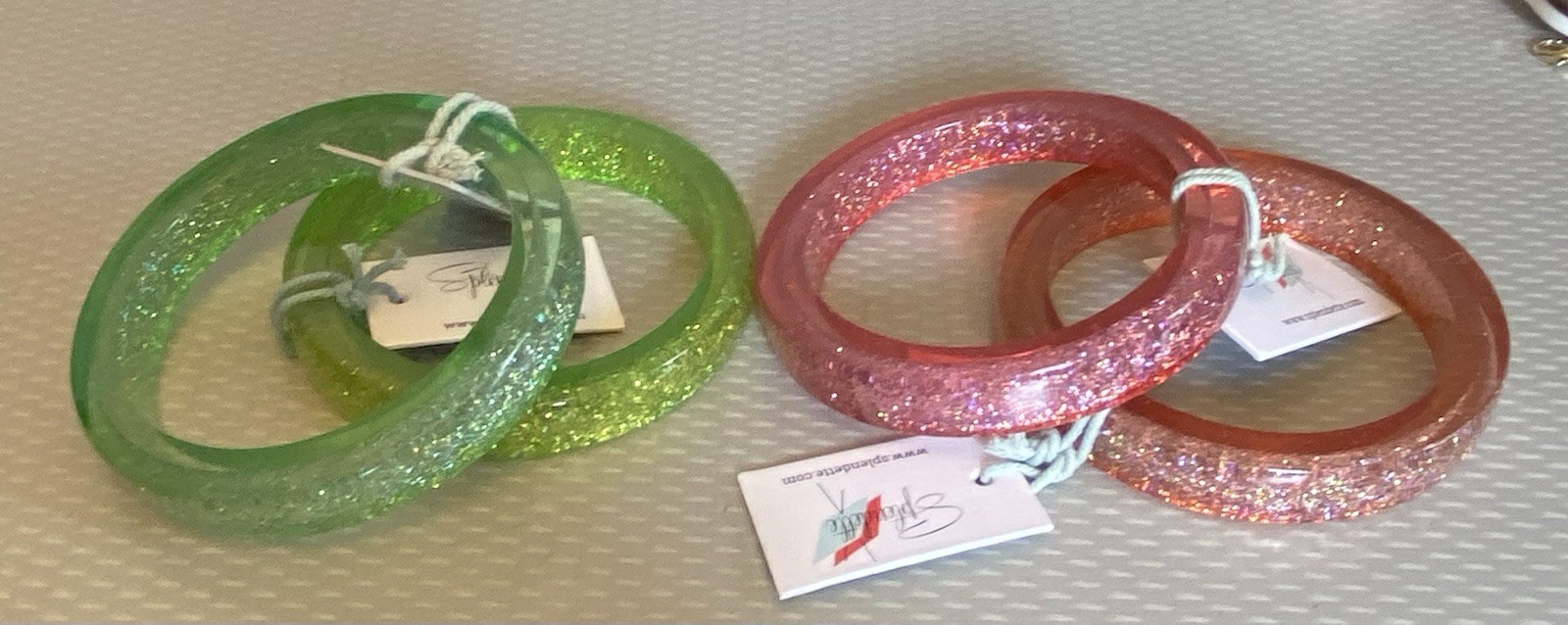Bangle Set 4 Lucite Plastic Glam Glitter Duchess Pink Green Splendette w/tags 8″
