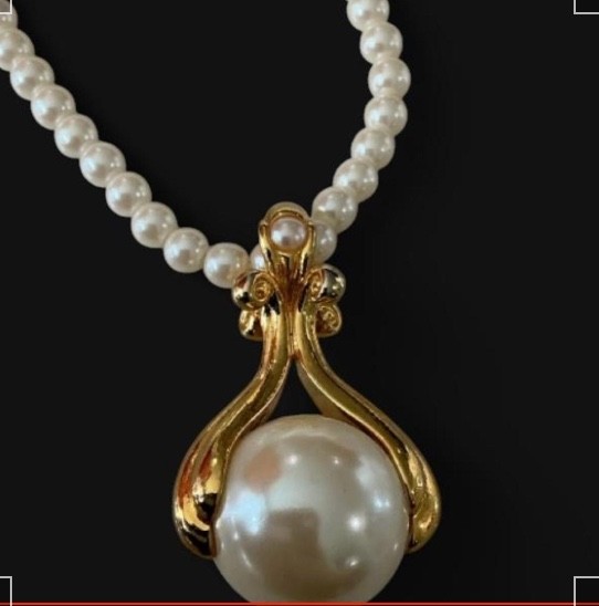 Vintage Avon Pearlesque Elegance Necklace (1994)