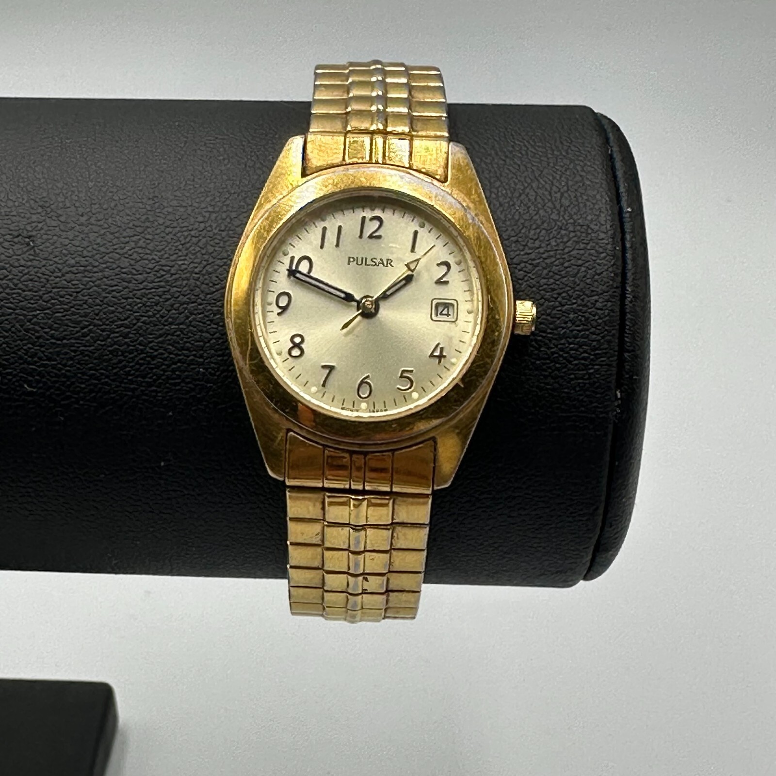 Pulsar Watch Women Gold Tone Round Easy To Read Dial Date Window New Battery