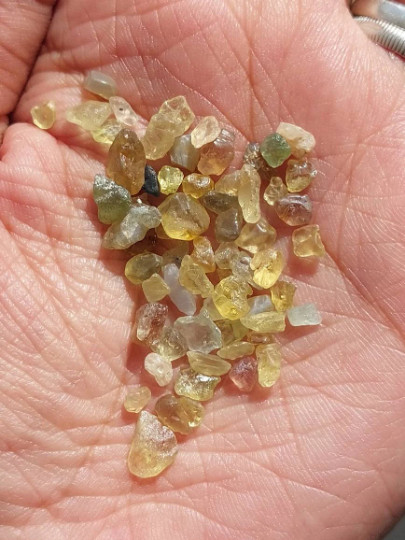 50 Piece Natural Chrysoberyl Raw Material Mix Chrysoberyl Rough 3 to 6 Mm