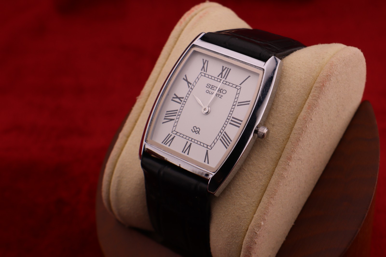 Vintage Men Seiko quartz Barrel-Tank White Dial, Black leather Dress Watch