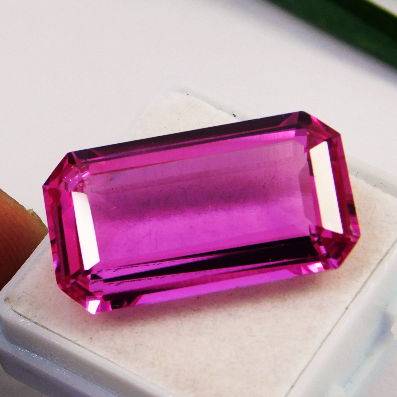 IGL CERTIFIED 29.00 Ct Emerald Natural Vivid Pink Sapphire -Unheated Gemstone