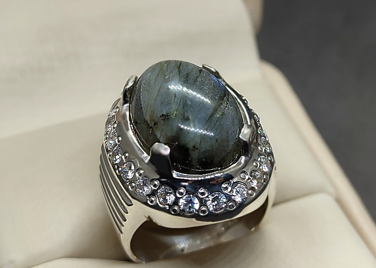 Natural 17 Carat Labradorite Sterling Silver 925 Handmade Women Elegant Ring