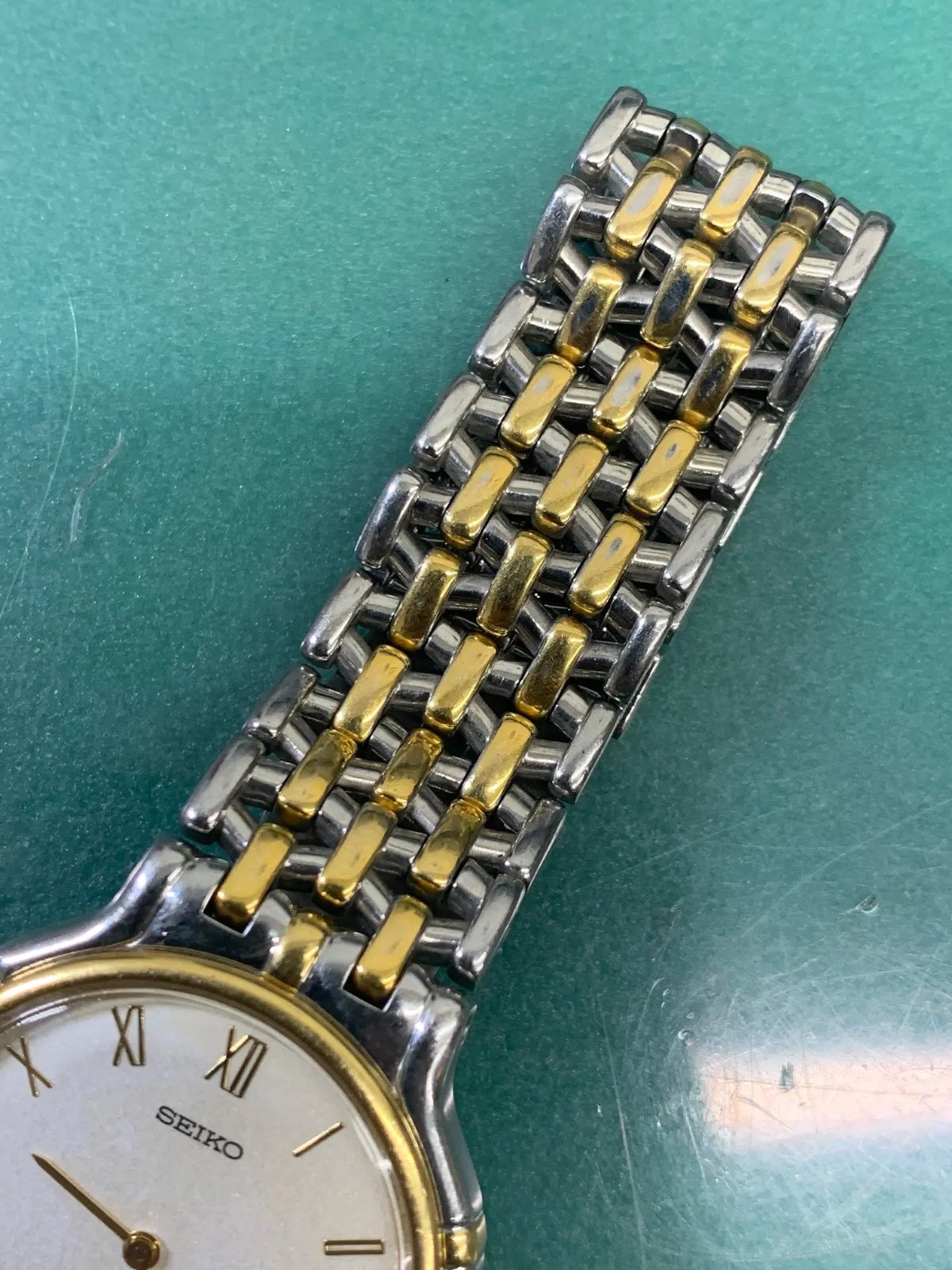 Seiko 5E30-6A00, crown broken.