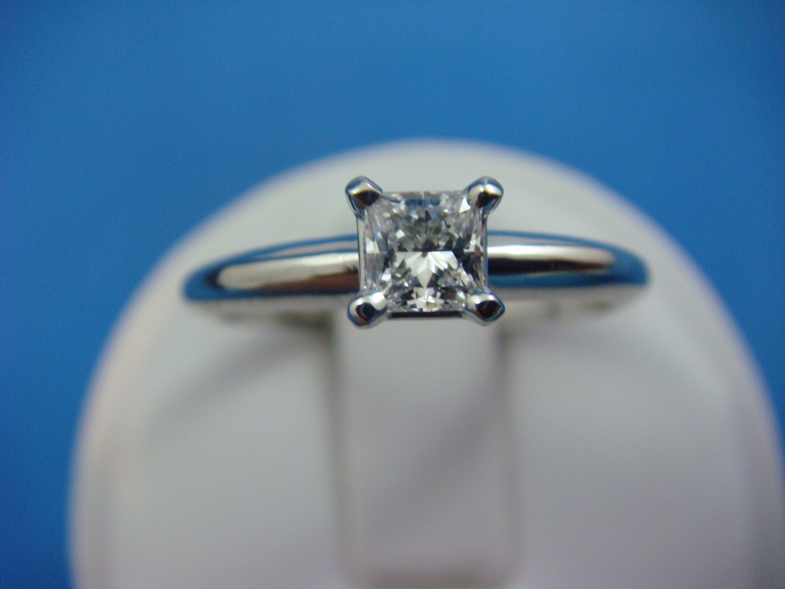 GIA VVS2 E-COLOR 0.27CT PRINCESS CUT CLASSIC ENGAGEMENT RING IN PLATINUM SETTING