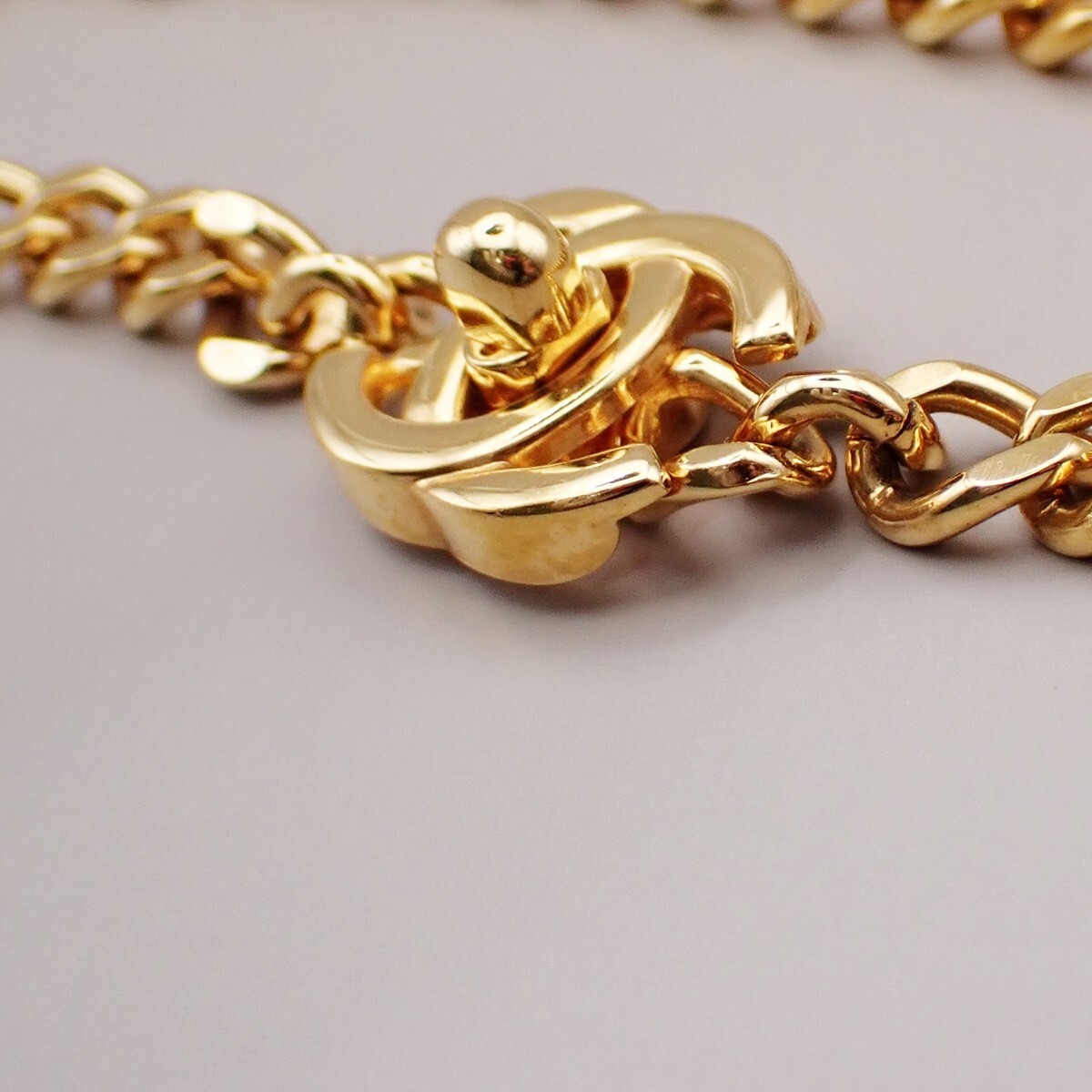 CHANEL CC Logo Turn Lock Chain Necklace Pendant 96A GHW Vintage 45RK644