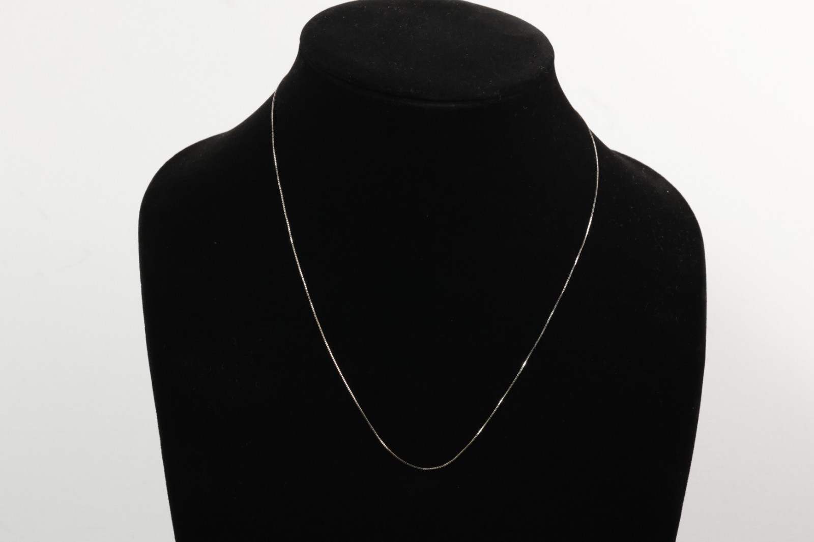 20in 14K White Gold 0.50mm Box Chain Necklace – 1.00 grams Excellent Condition