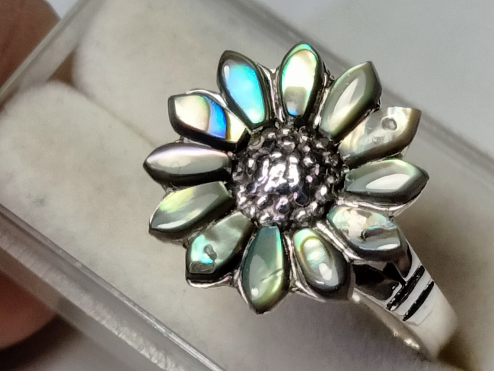 ABALONE SHELL INLAYS IN FLOWER SHAPE STERLING SILVER.925 RING SIZE 9.0-9.25!