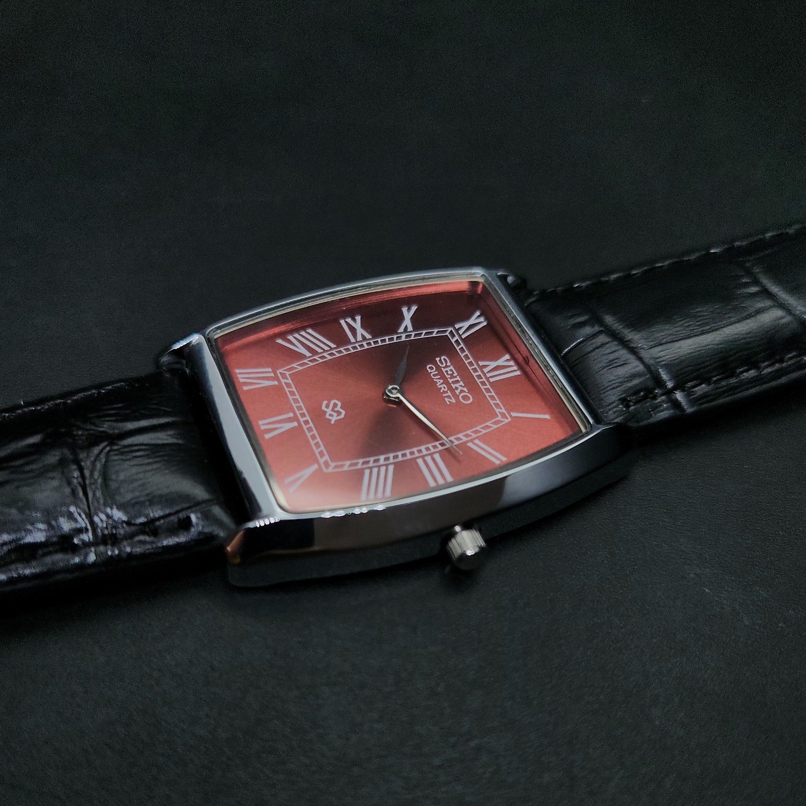 Vintage Seiko Slim Quartz Barrel Red Dial 30MM Case Japanese Men’s Watch H34