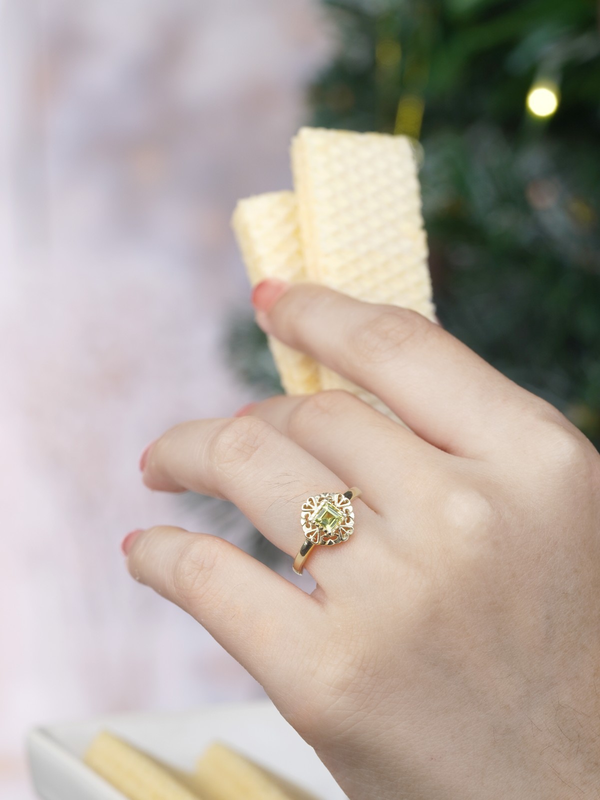 14K Yellow Gold Peridot Vintage Style Heart Filigree Ring