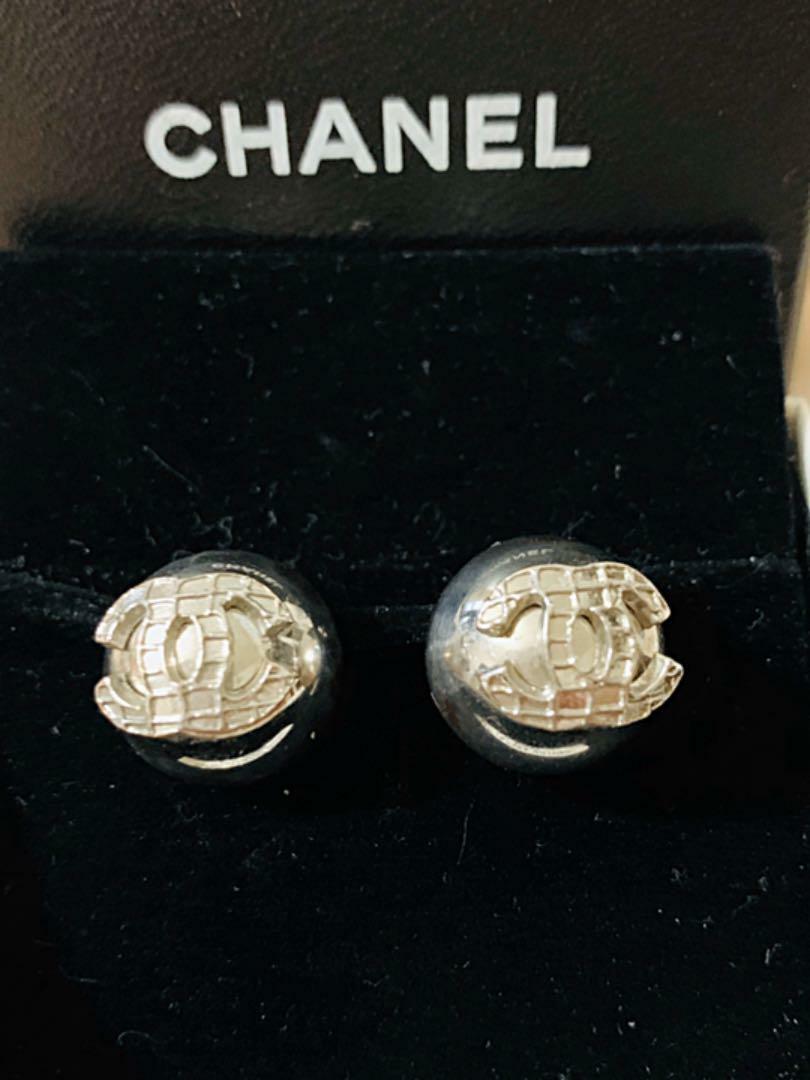 Rare!! CHANEL earrings coco mark Matrasse pattern Moderate presence With Box