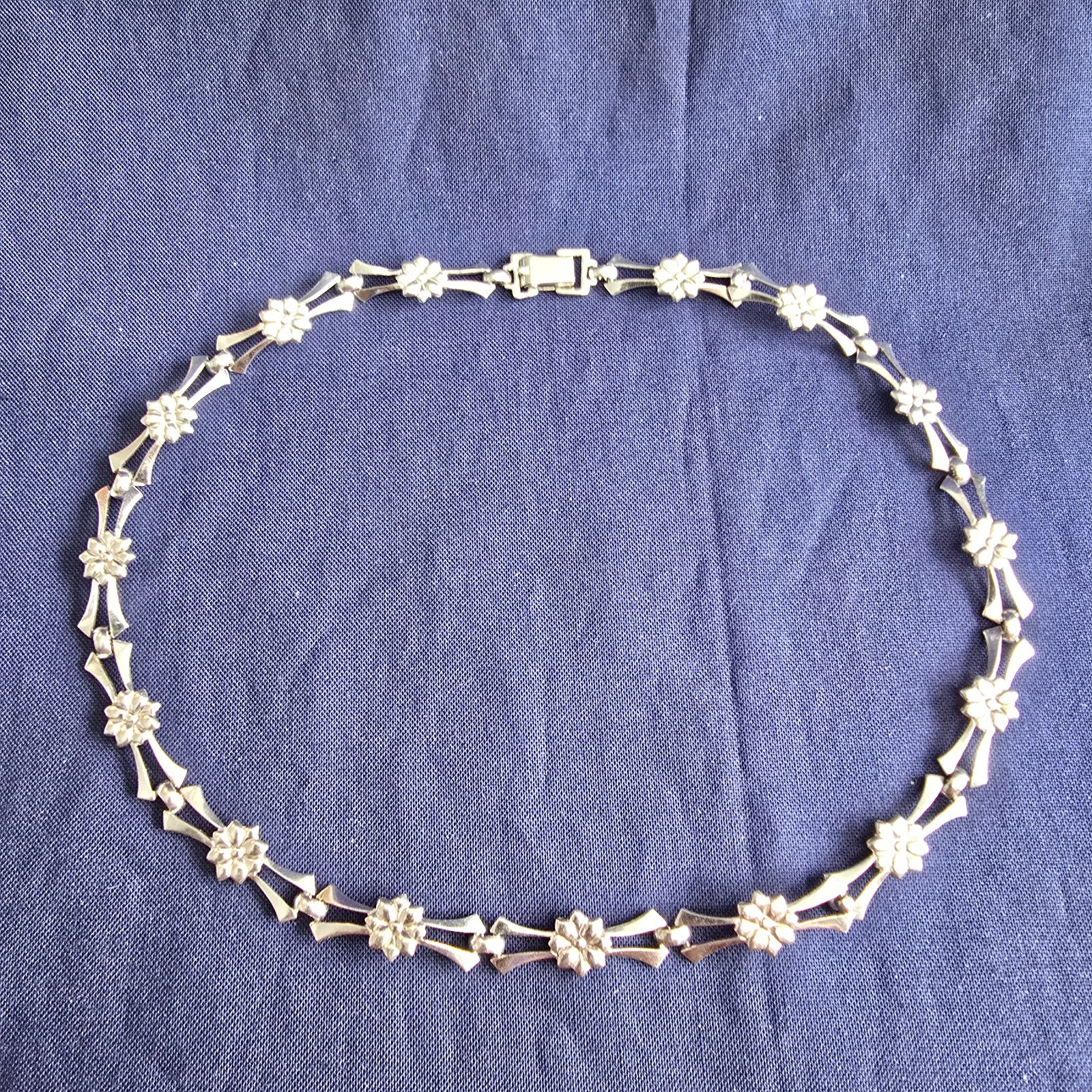 Sterling Silver Floral Necklace 14.53g Fine Jewelry 15″ Chain Flower Choker