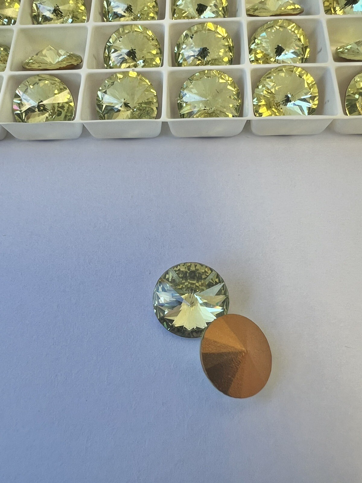 VINTAGE 12MM JONQUIL D.S CO RIVOLI GOLD FOILED POINTED BACK 48 PCs GLASS