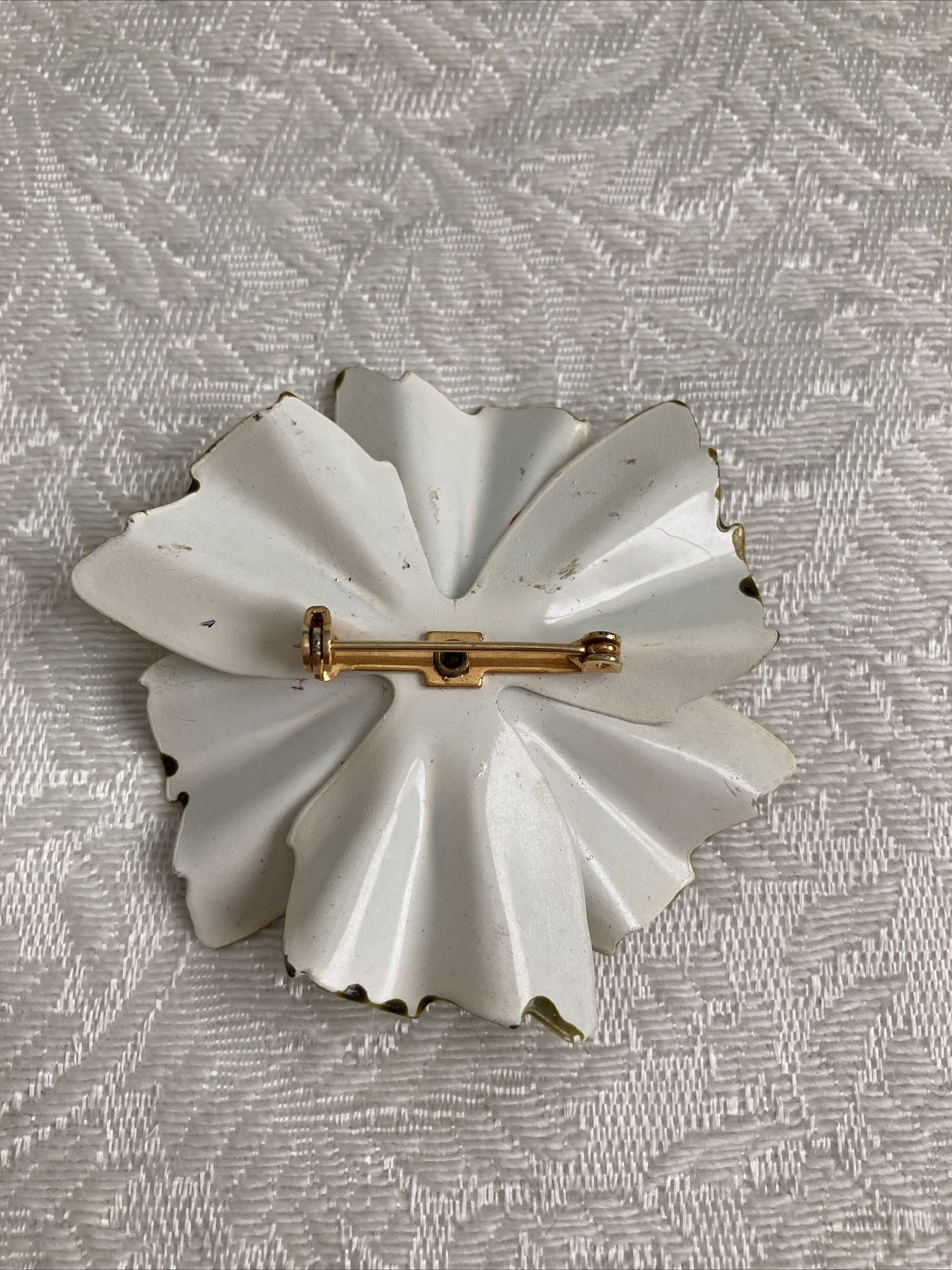 Vintage Retro White With Green Trim Enamel Flower Pin Brooch Cosmos 6 Petals￼