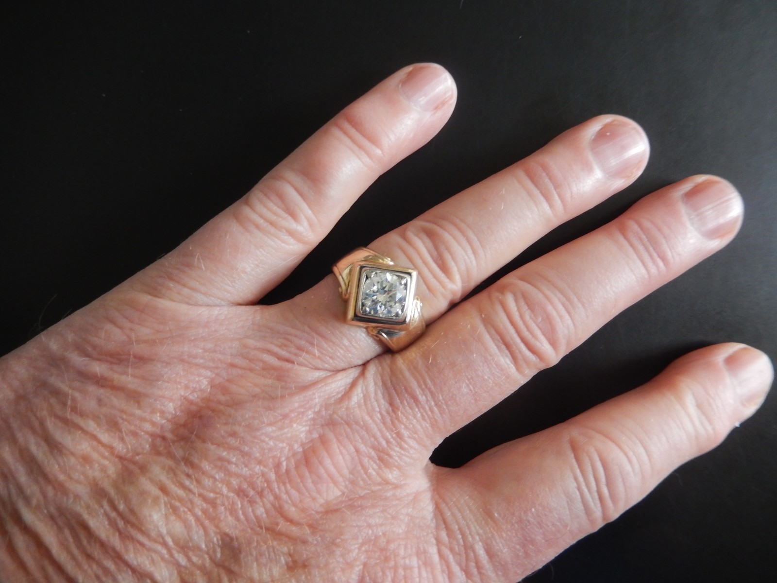 Men’s 10 karat gold diamond ring 2.13 (approximate) Total carat weight