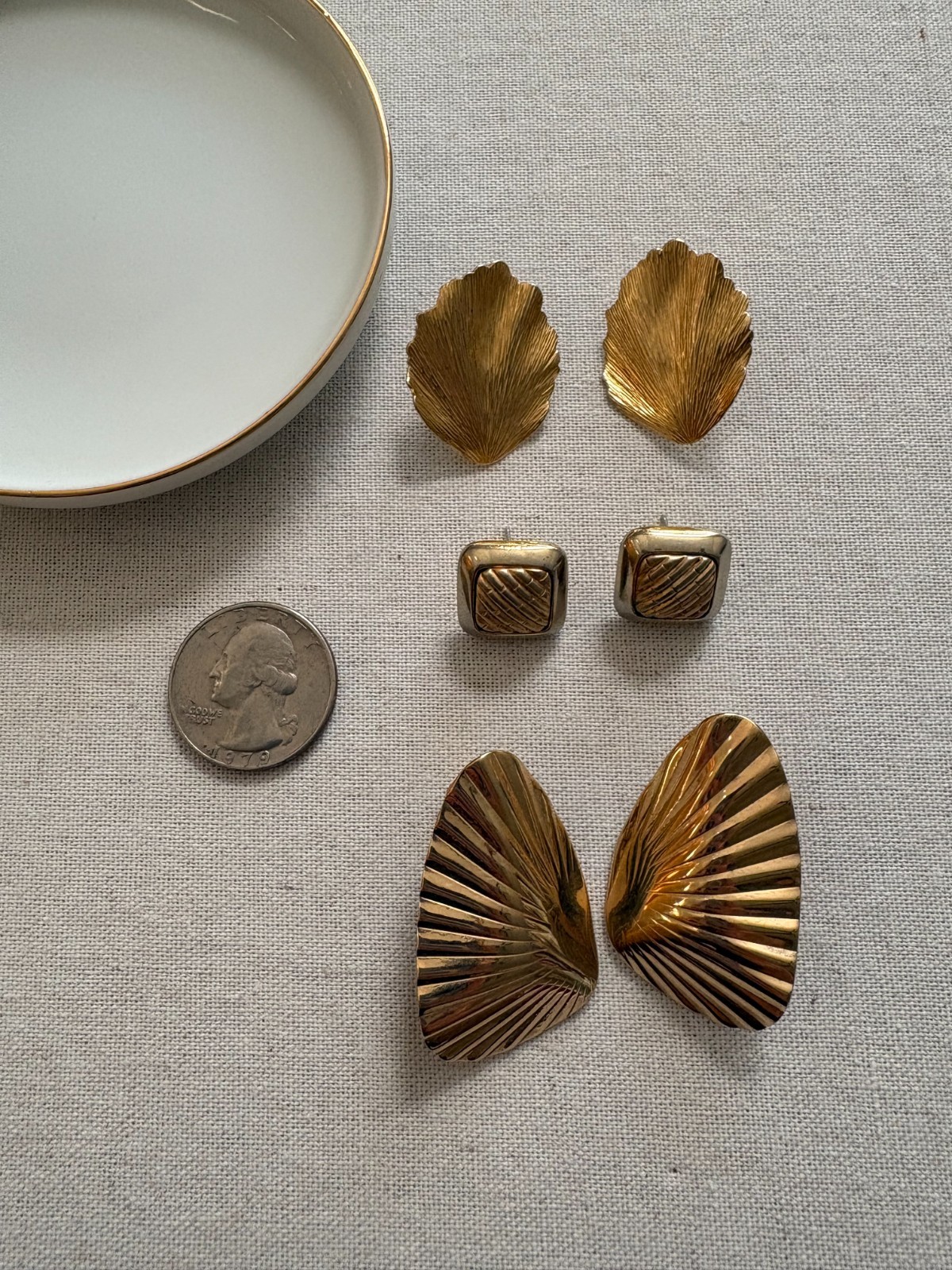 4pc Vintage Gold Tone Coastal Earring Set with Vintage Porcelain Jewelry Tray