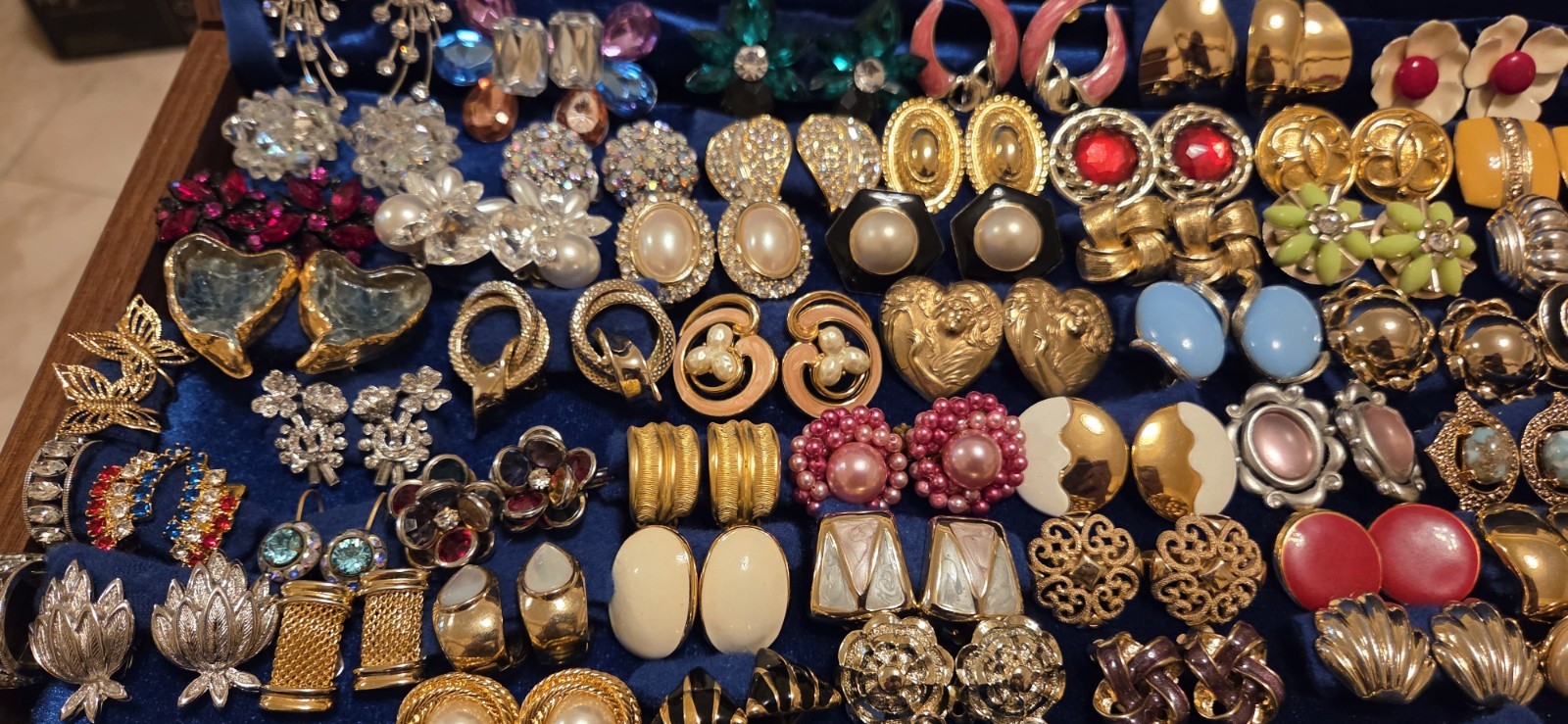 Vintage Mod Earrings Lot Of 117. 3lbs 15oz. 38 Signed Monet Hobé Avon Trifari…