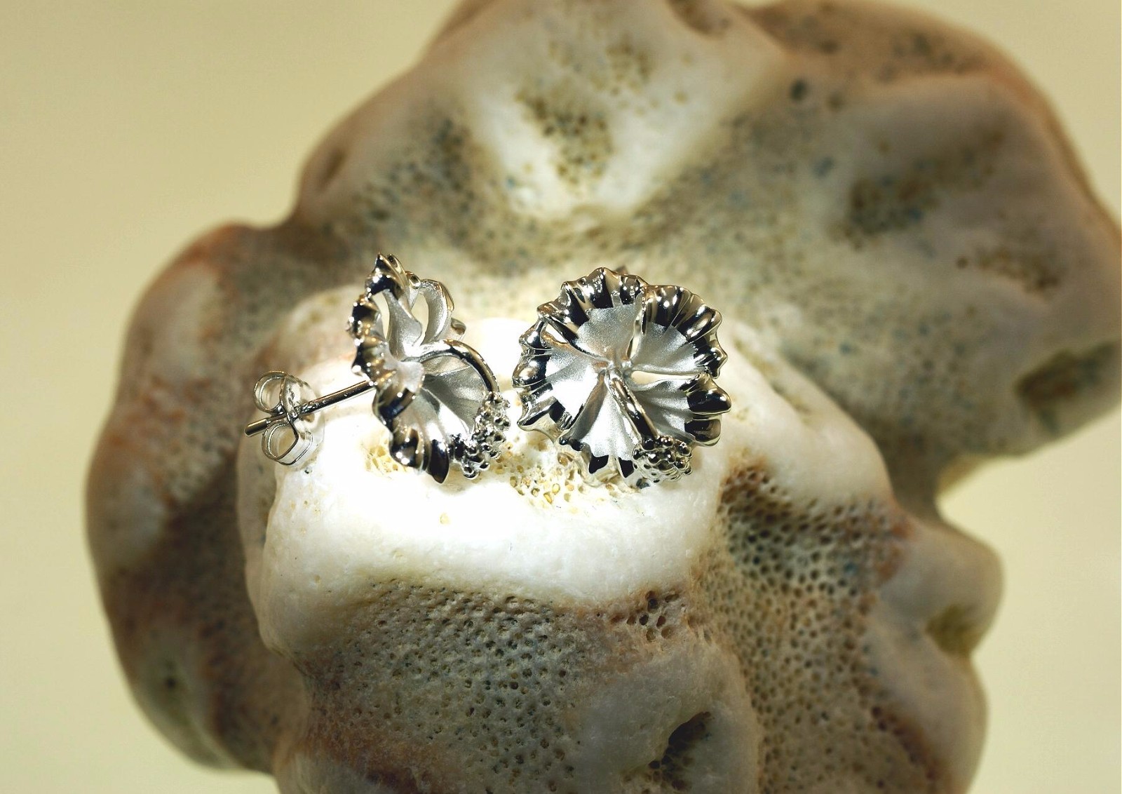 10MM-15MM RHODIUM PLATED 925 STER SILVER HAWAIIAN HIBISCUS FLOWER STUD EARRINGS