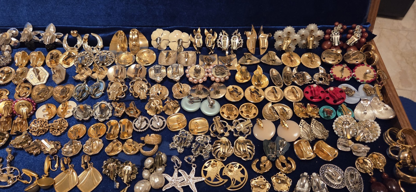 Vintage Mod Earrings Lot Of 117. 3lbs 15oz. 38 Signed Monet Hobé Avon Trifari…