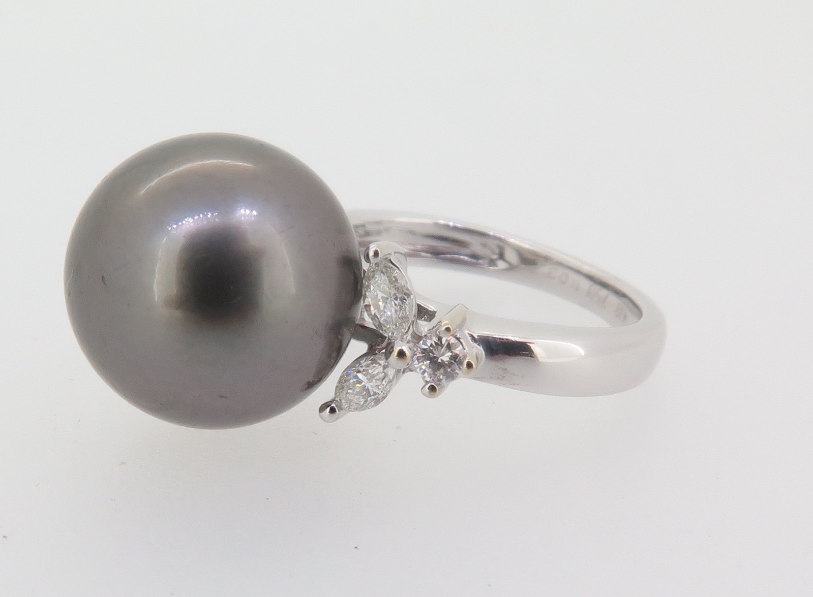 .A STUNNING TAHITIAN CULTURED PEARL & DIAMOND SET DRESS RING VAL $3810
