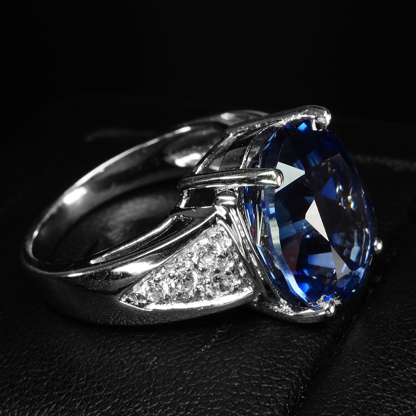 Radiant Royal Blue Sapphire Oval 11.70Ct 925 Sterling Silver White Gold Rings