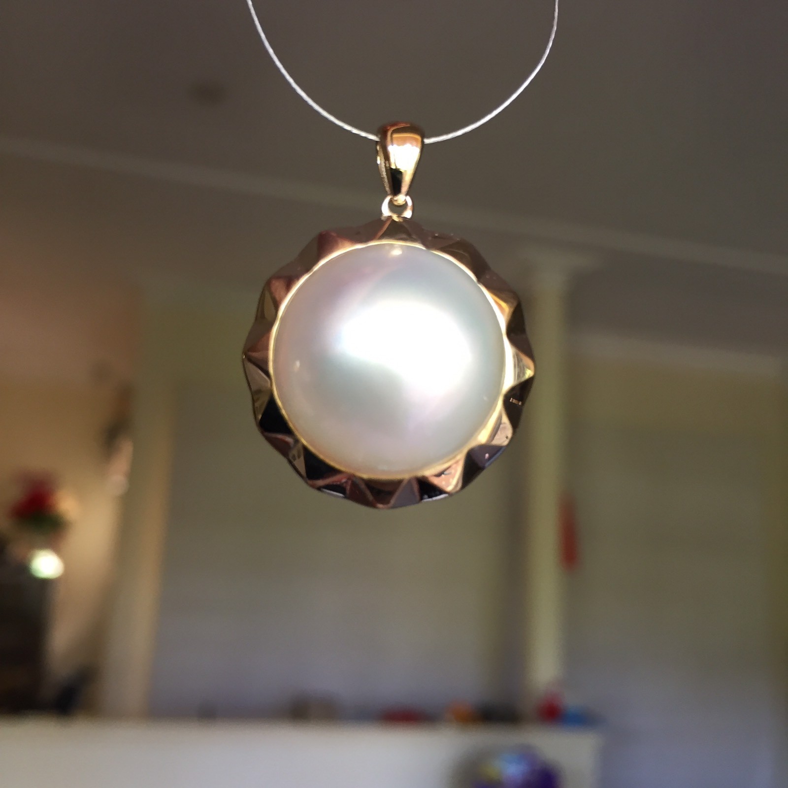 Top luster 16mm Seawater Mabe pearl Natural White 9k Gold Pendant 25.25cts