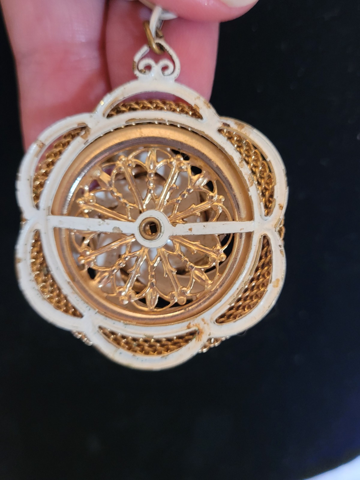 Vintage White Enamel Flower Pendant Necklace Gold Tone Mesh Statement 60s Retro