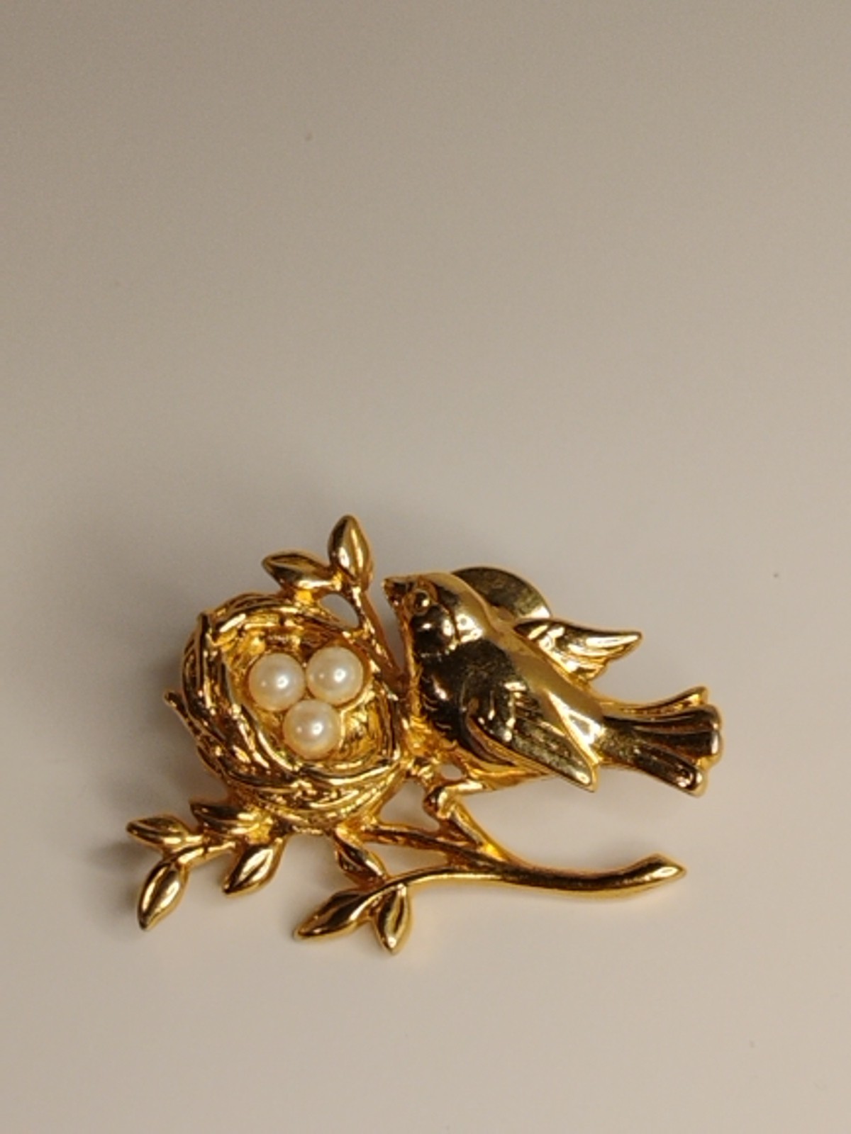 VINTAGE BROOCH GOLD TONE PIN 1.5″ ANIMAL FAUX PEARL BIRD NEST