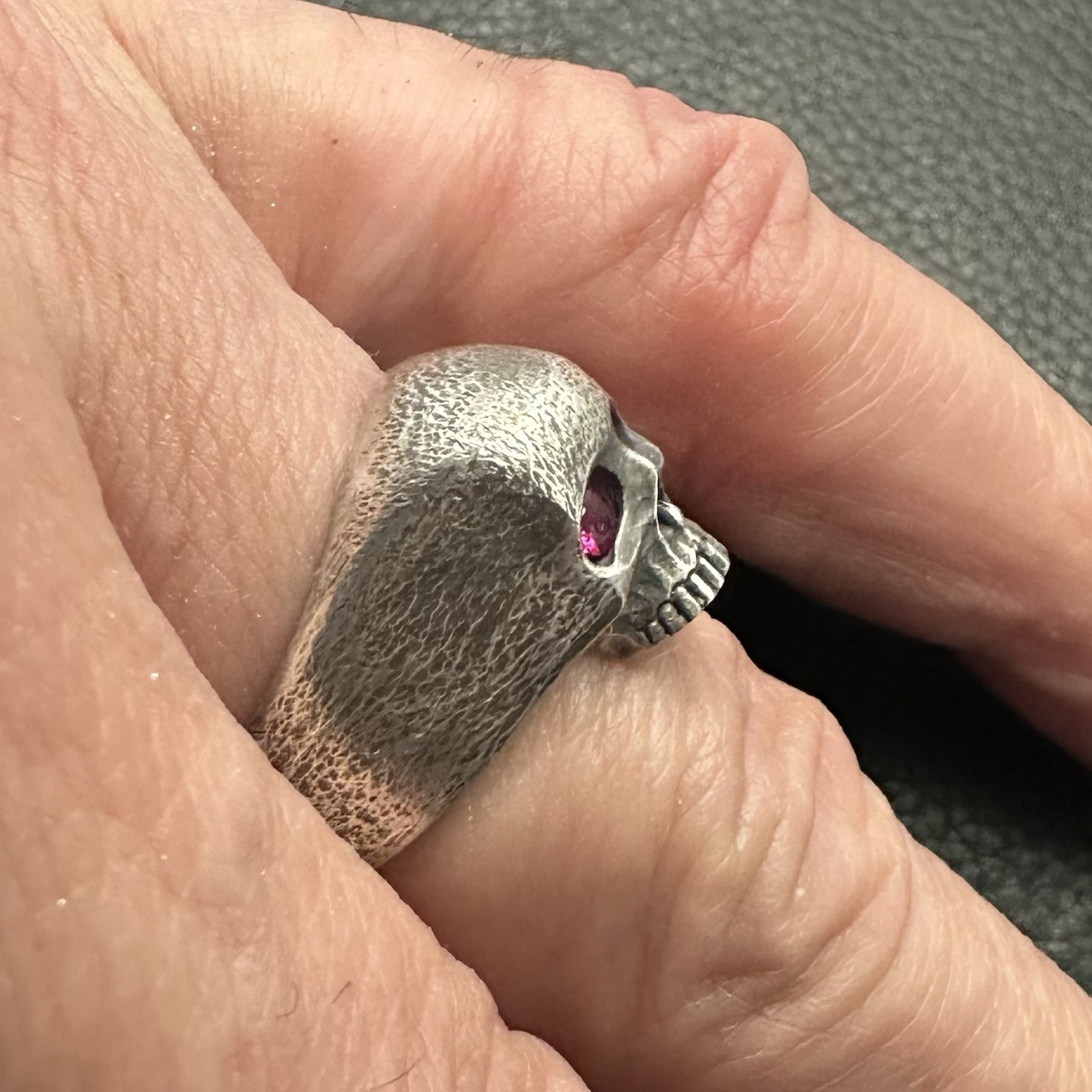MJG STERLING SILVER KR SKULL RING. /ruby eyes. SZ 10. 18 GR. STREET FINISH
