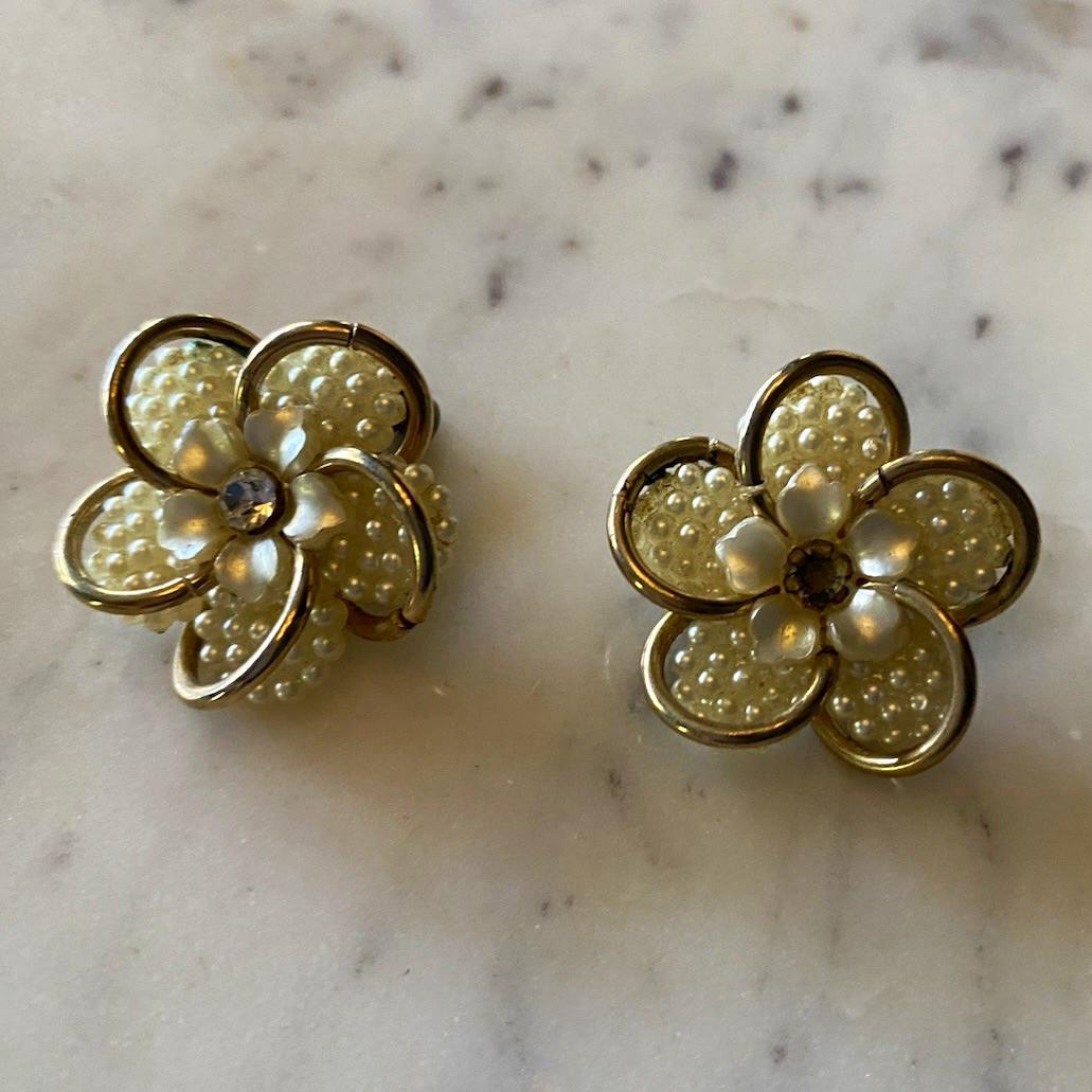 Gold Tone White Flower Clip-On Stud Earrings Lobe Floral No Stone