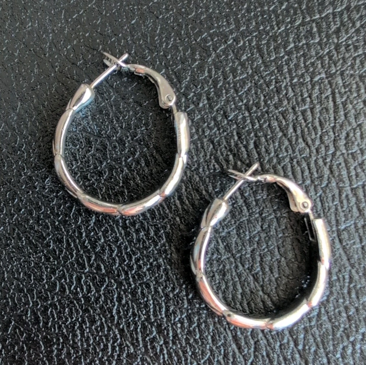 VTG Signed Crown Trifari Silvertone Bamboo Segmented Hoop Earrings Latch Back