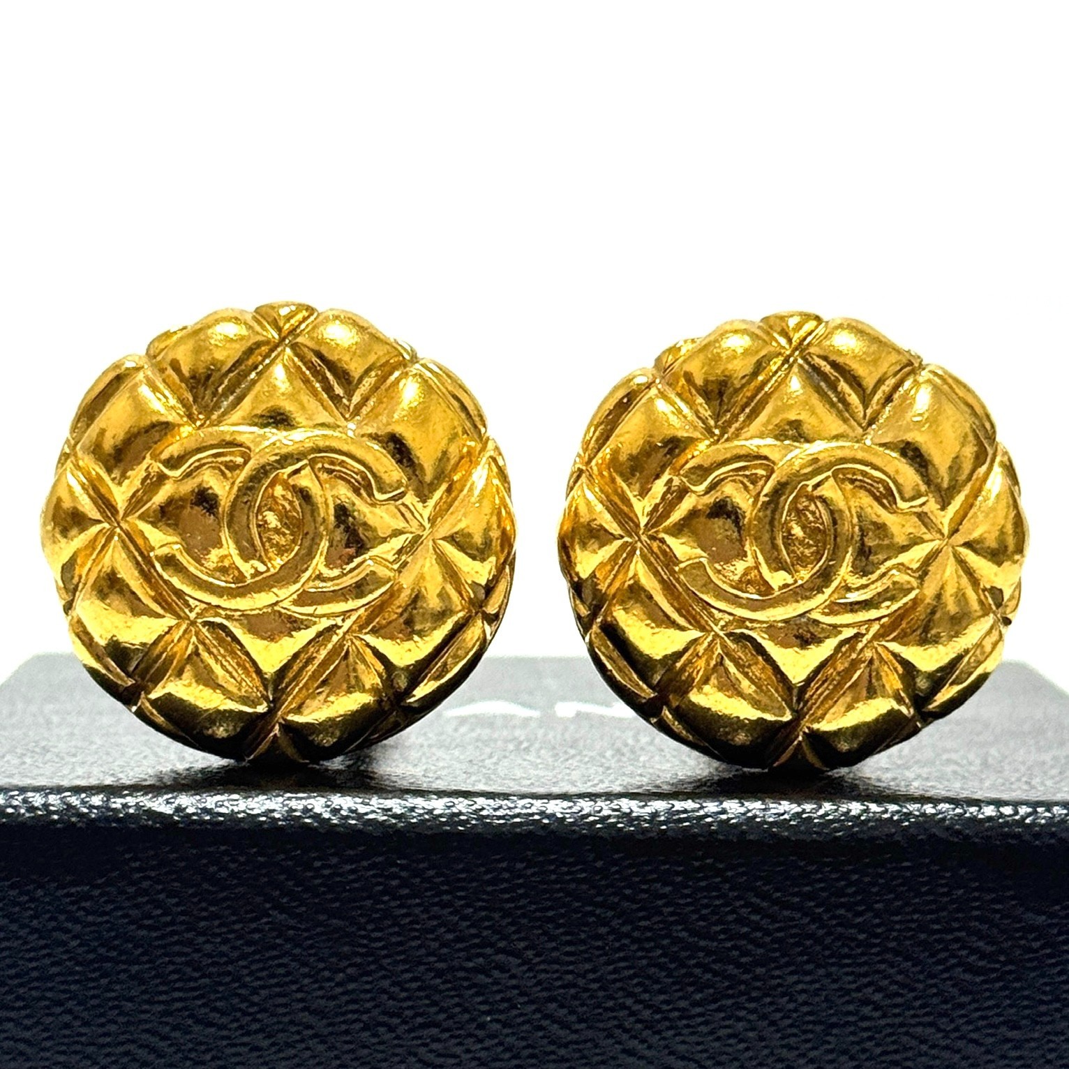 CHANEL 93A Round Earrings Coco Mark CC Logo Matelasse Gold Authentic JAPAN