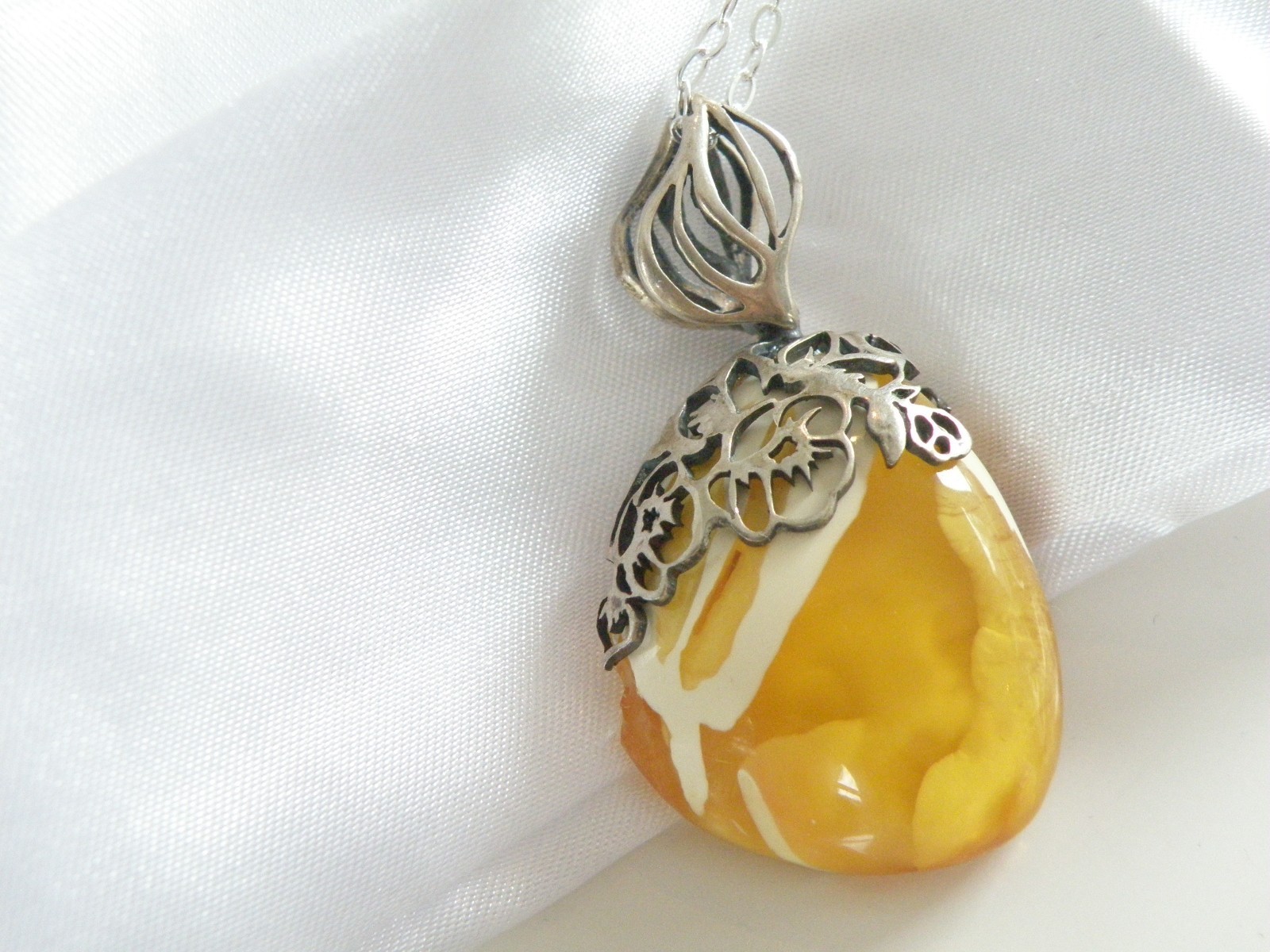 Vintage Sterling Silver 925 Butterscotch Egg Yolk Amber Pendant Necklace