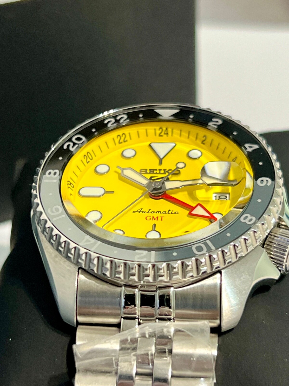 Seiko GMT “Yellow Dial” – SSK017K1 – Limited Edition – Never Worn