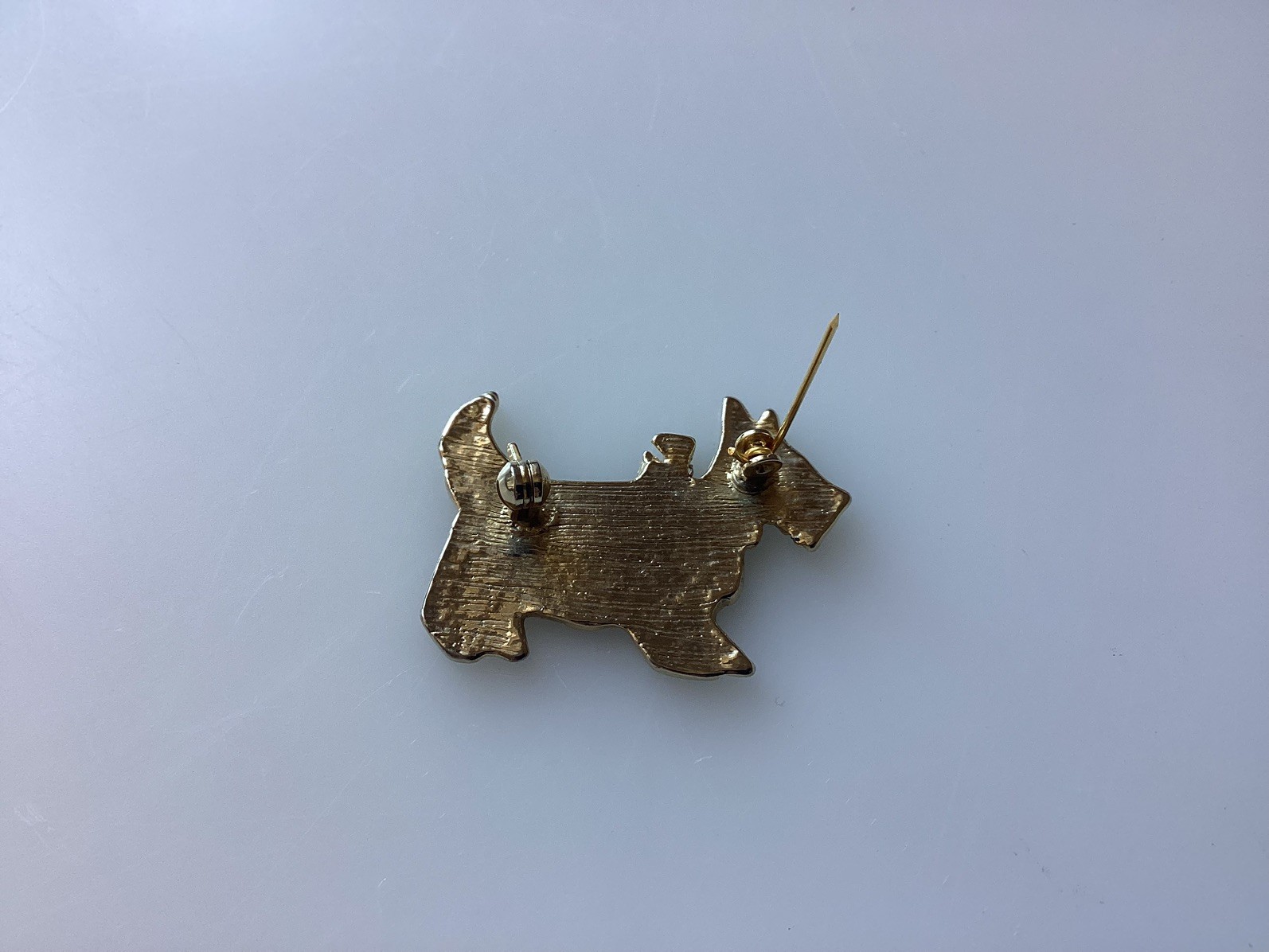 AN ATTRACTIVE BLACK AND GOLD TONED ENAMEL PIN BROOCH FEATURING S SCOTTIE DOG