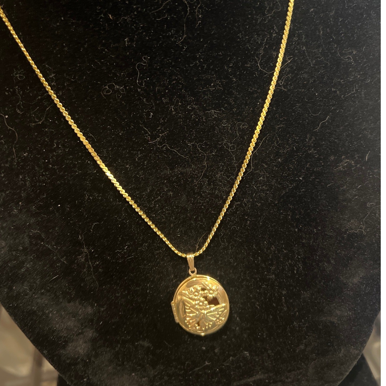 Vtg S.O. Gold Tone Butterfly Flower Cutout Oval Locket Necklace 22 Inch